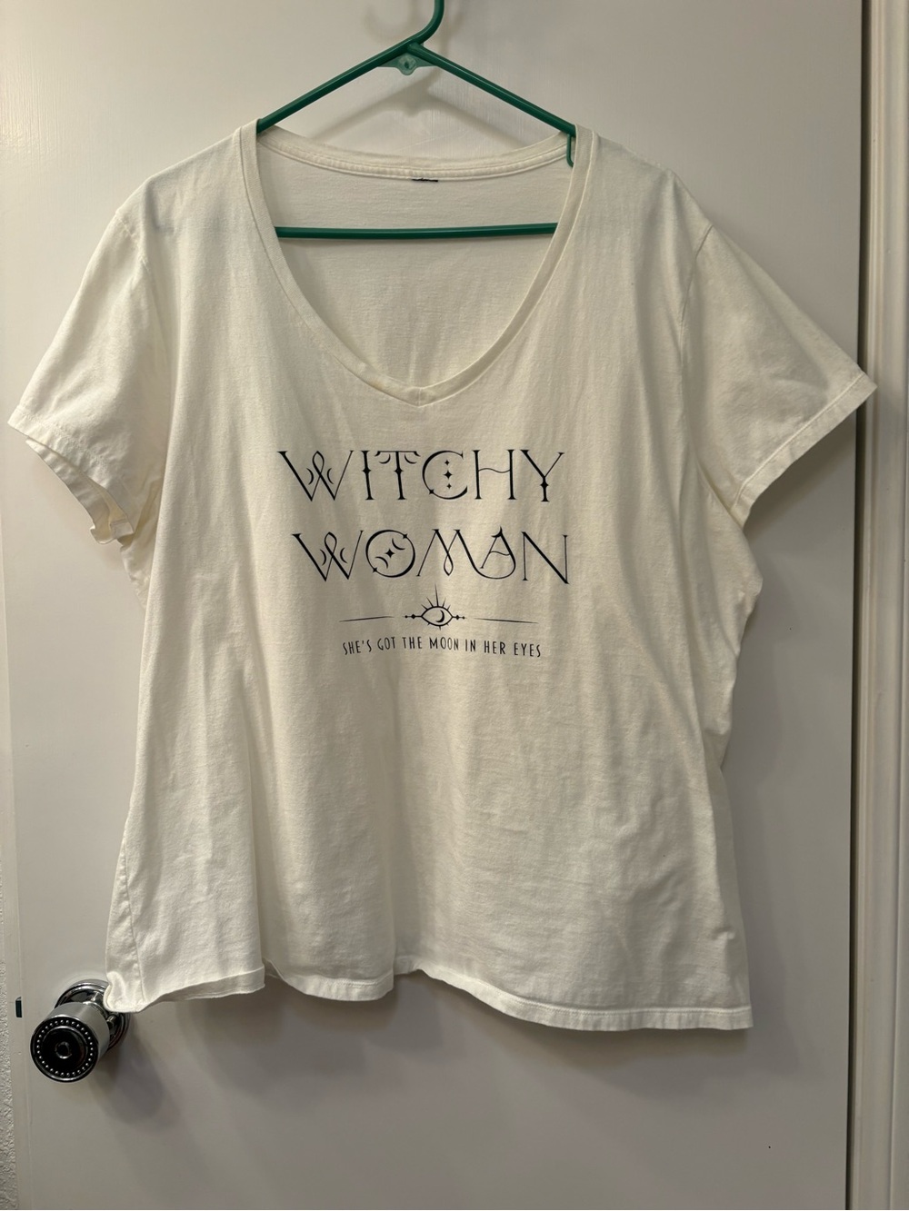 Witchy Woman Graphic V-Neck Tee in Cream